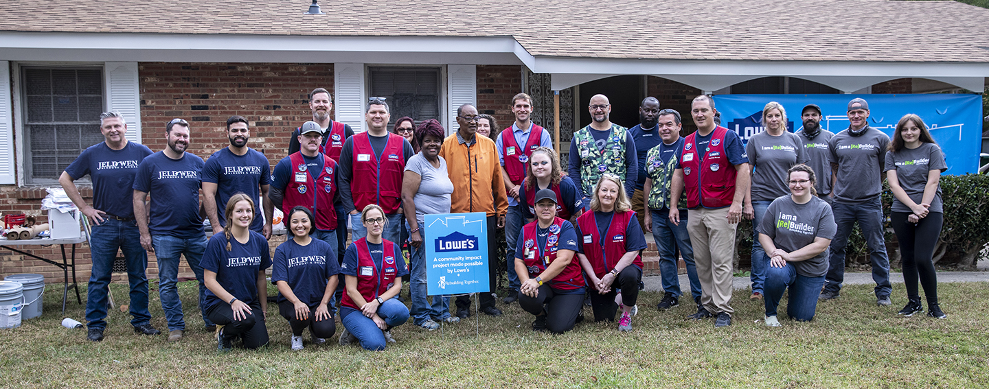 Lowe's volunteers