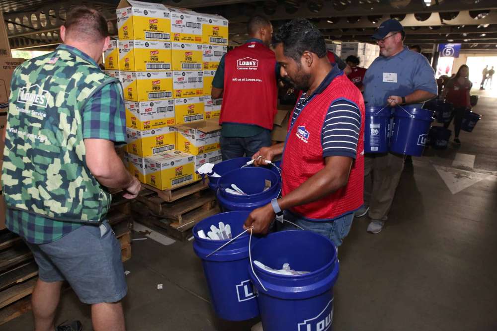 Lowes volunteers